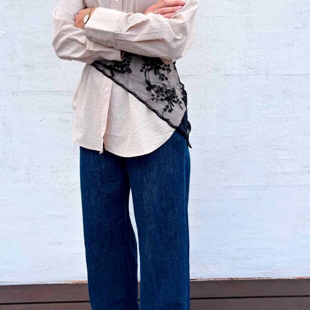 BLACK COLOUR - MIRIANA TRIANGLE LACE SCARF | BLACK