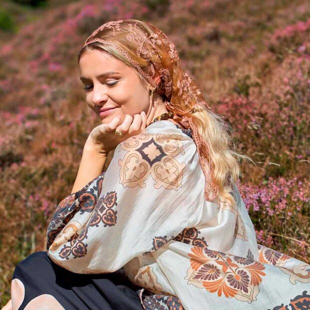 BLACK COLOUR - MIRIANA TRIANGLE LACE SCARF | TOBACCO