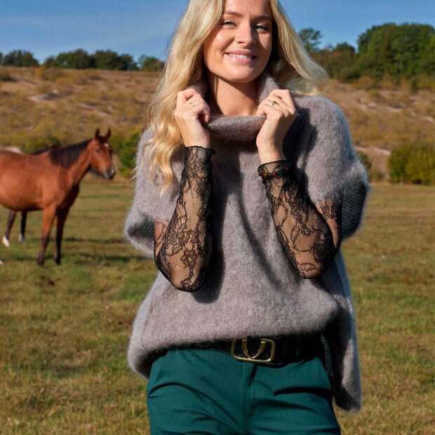 BLACK COLOUR - BJOERK ROLLNECK VEST | NOUGAT