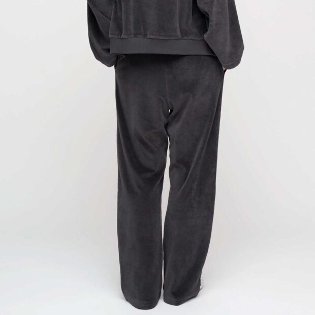 MOSHI MOSHI MIND - SONJA VELVET PANTS | DARK GREY