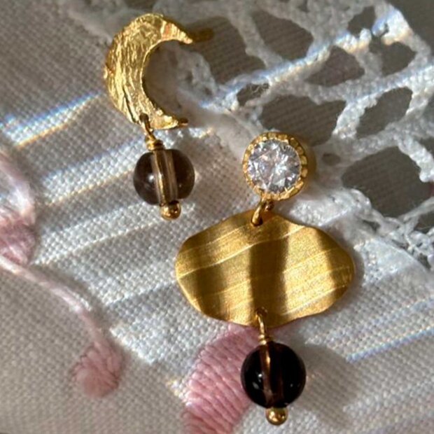 STINE A - PETIT CLEO MOCHA EARRING | FORGYLDT