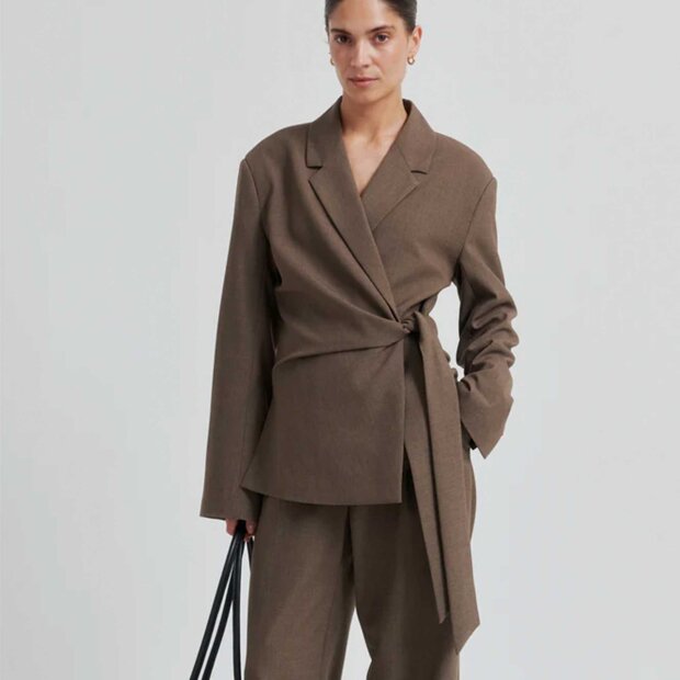 SECOND FEMALE - DAKOTA WRAP BLAZER | MID BROWN MELANGE