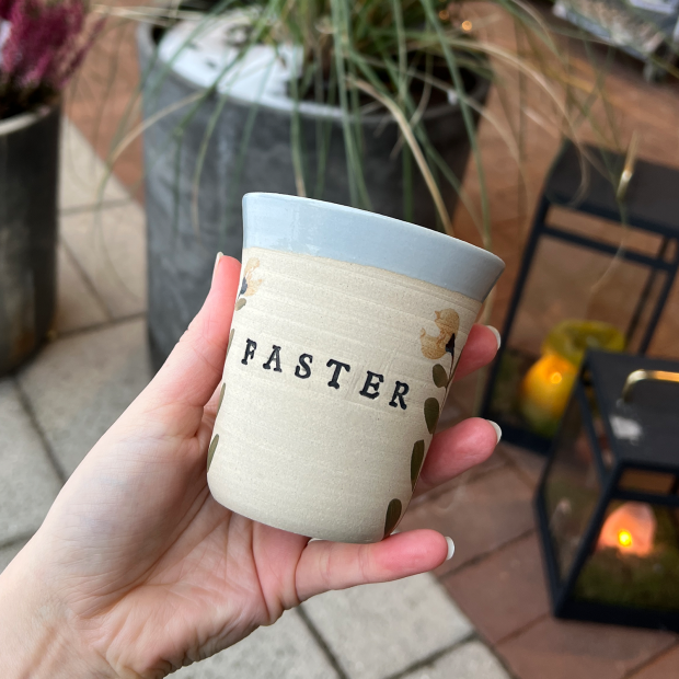 STINEMEI KERAMIK - PERSONLIG KOP | FASTER/BLÅ/MILD BLOMST