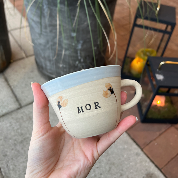 STINEMEI KERAMIK - PERSONLIG KOP M/HANK | MOR/BLÅ/MILD BLOMST