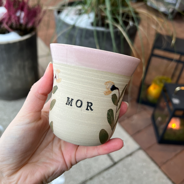 STINEMEI KERAMIK - PERSONLIG KOP | MOR/ROSA/MILD BLOMST