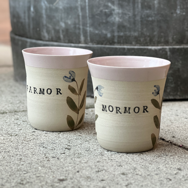 STINEMEI KERAMIK - PERSONLIG KOP | FARMOR/ROSA/BLÅ BLOMST