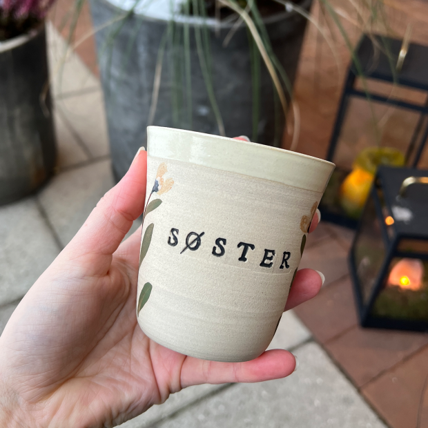 STINEMEI KERAMIK - PERSONLIG KOP | SØSTER/GUL/MILD BLOMST