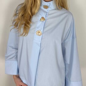 CONTINUE COPENHAGEN - KLARA HIGH NECK SHIRT | LIGHT BLUE
