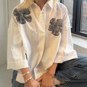CONTINUE COPENHAGEN - KLARA FLOWER EMB BLOUSE | WHITE