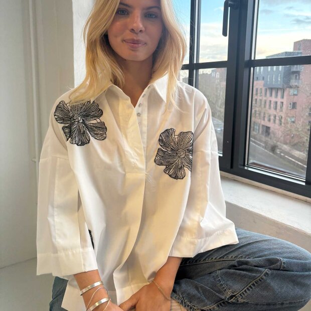 CONTINUE COPENHAGEN - KLARA FLOWER EMB BLOUSE | WHITE