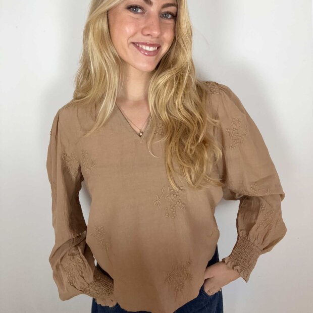 CONTINUE COPENHAGEN - EMMA BLOUSE | NOUGAT