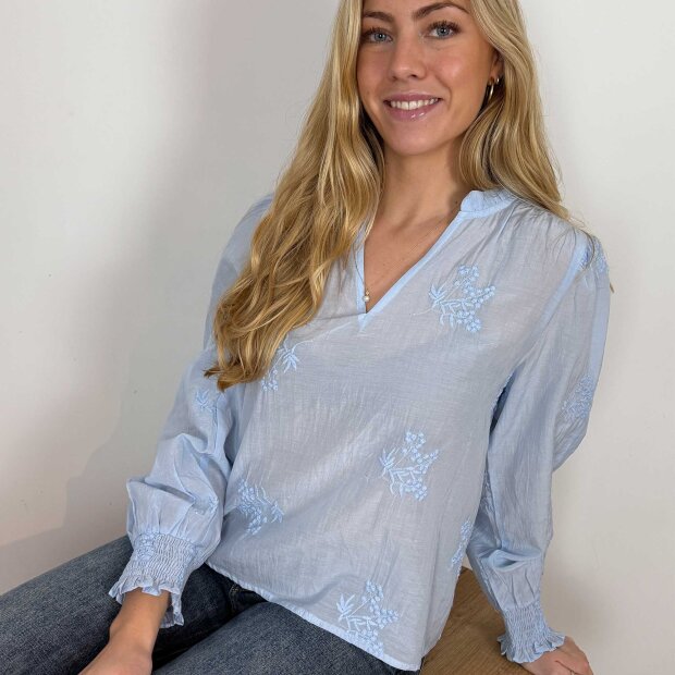 CONTINUE COPENHAGEN - EMMA BLOUSE | LIGHT BLUE
