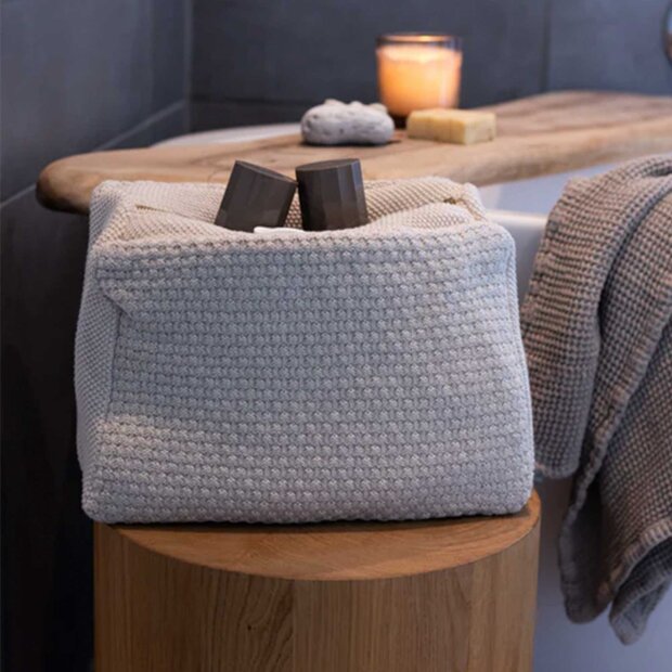 BY LOHN - KNITTED TOILET BAG 30X22X11 CM | BEIGE MELANGE