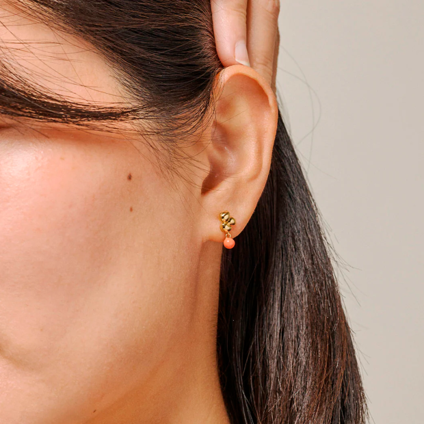 ENAMEL COPENHAGEN - EARRING NARA BALL FORGYLDT | LIGHT CORAL