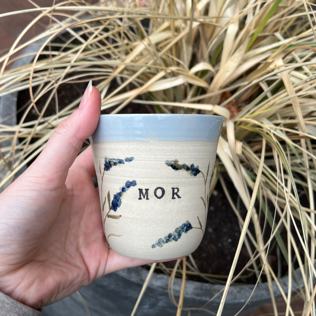 STINEMEI KERAMIK - PERSONLIG KOP | MOR/BLÅ/SOMMERFUGLE BUSK