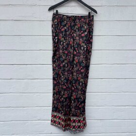 MICHALA WIESNECK - KIKA BUKSER