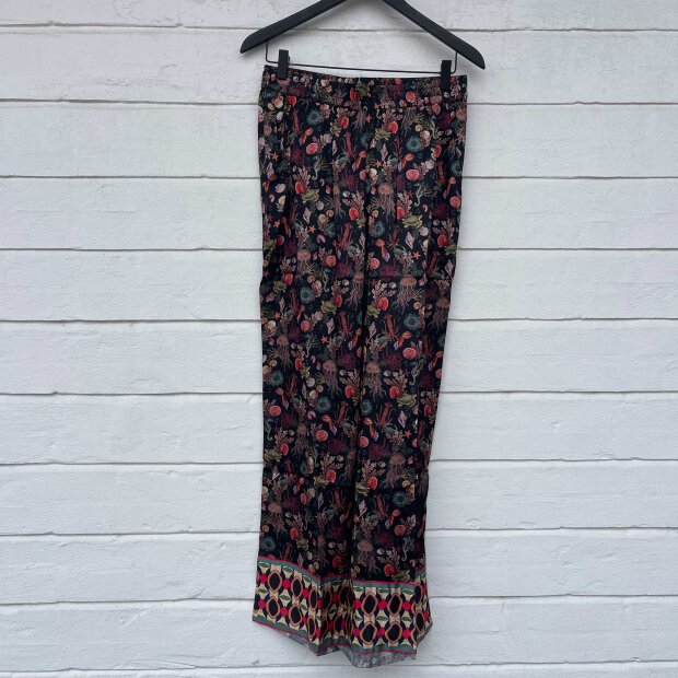 MICHALA WIESNECK - KIKA BUKSER