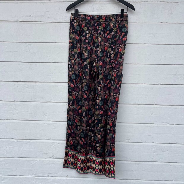 MICHALA WIESNECK - KIKA BUKSER