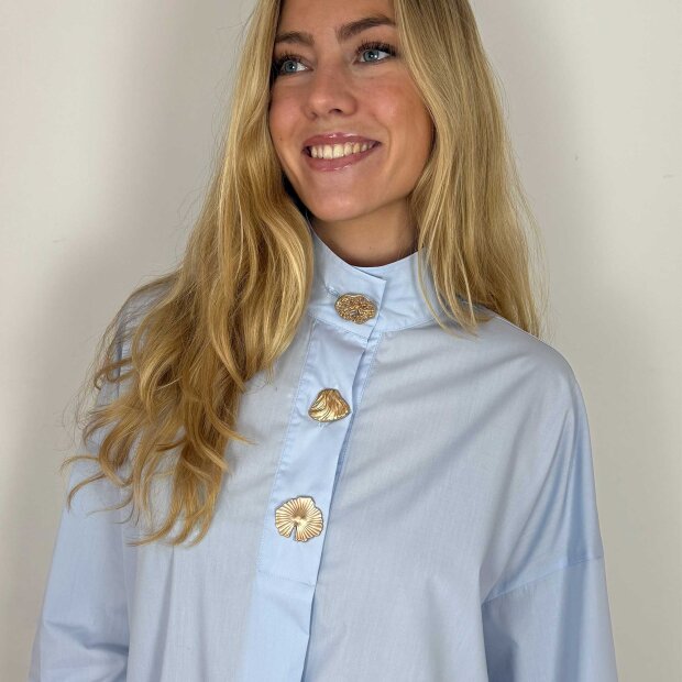 CONTINUE COPENHAGEN - KLARA HIGH NECK SHIRT | LIGHT BLUE