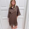 CONTINUE COPENHAGEN - KLARA EMBRODERY DRESS | BROWN