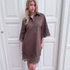CONTINUE COPENHAGEN - KLARA EMBRODERY DRESS | BROWN