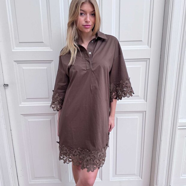 CONTINUE COPENHAGEN - KLARA EMBRODERY DRESS | BROWN