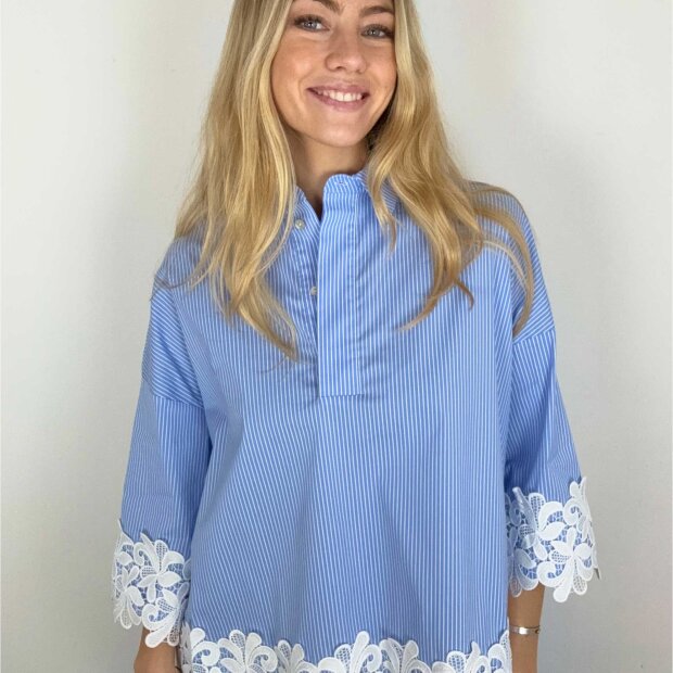 CONTINUE COPENHAGEN - KLARA STRIPE EMBRODERY SHIRT | BLUE STRIPE