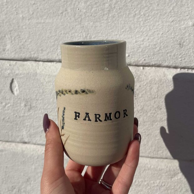 STINEMEI KERAMIK - PERSONLIG VASE | FARMOR/BLÅ/SOMMERFUGL BUSK