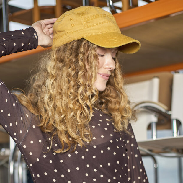 BLACK COLOUR - GLENNA CAP | MUSTARD