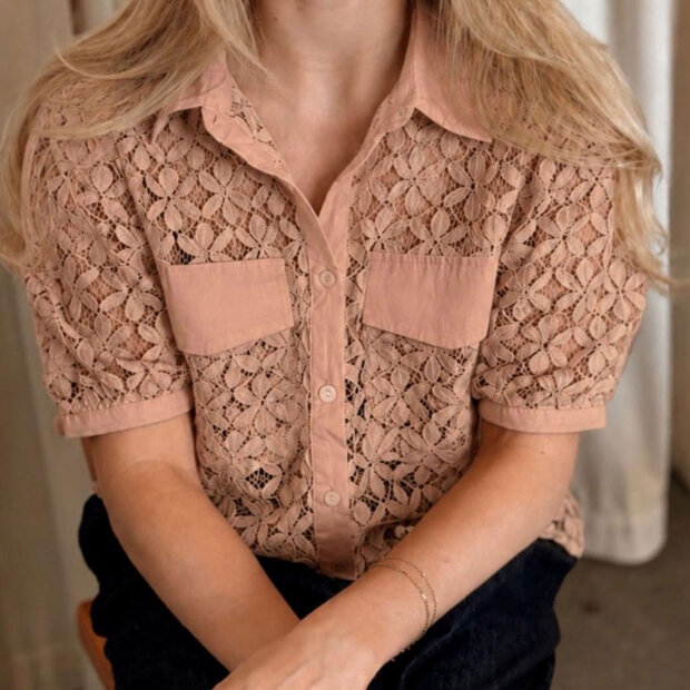 CONTINUE COPENHAGEN - CHARLOTTE LACE SKJORTE | NOUGAT