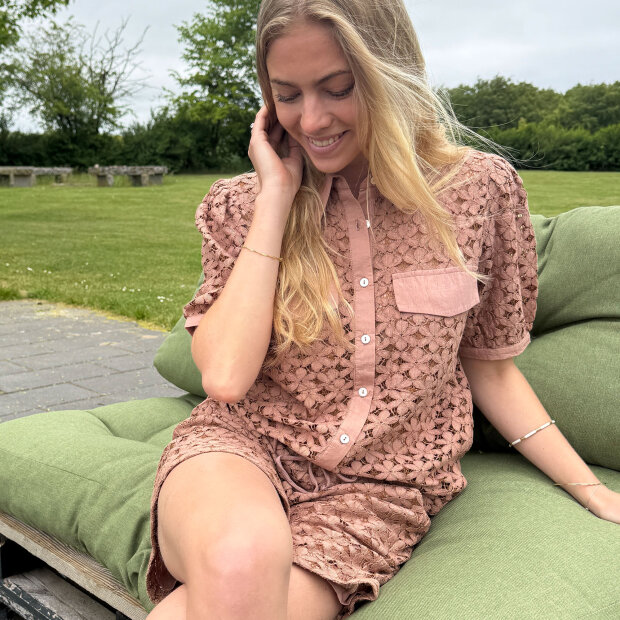 CONTINUE COPENHAGEN - CHARLOTTE LACE SKJORTE | NOUGAT