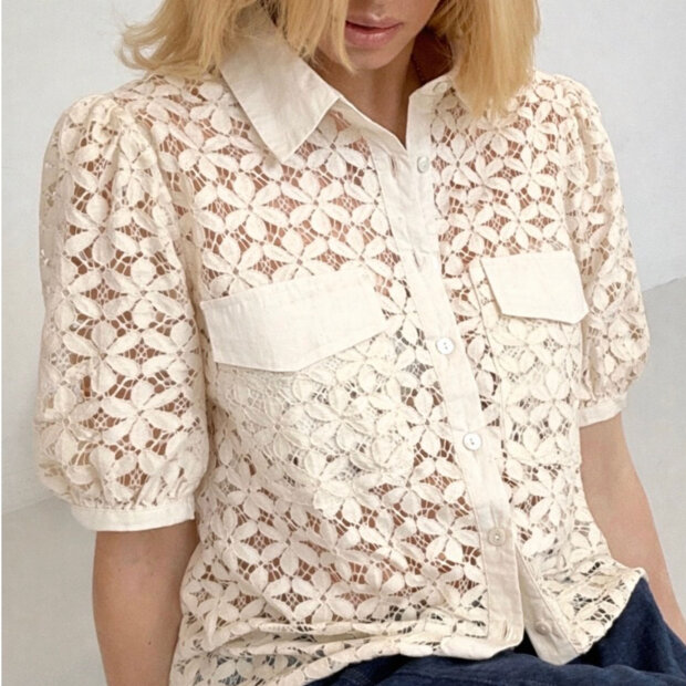 CONTINUE COPENHAGEN - CHARLOTTE LACE SKJORTE | OFF WHITE