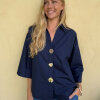 CONTINUE COPENHAGEN - AUGUSTA BIG GOLD BUTTONS BLUSE | NAVY BLUE CONTINUE COPENHAGEN - AUGUSTA BIG GOLD BUTTONS BLUSE | NAVY BLUE