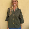 CONTINUE COPENHAGEN - AUGUSTA BIG GOLD BUTTONS BLUSE | ARMY CONTINUE COPENHAGEN - AUGUSTA BIG GOLD BUTTONS BLUSE | ARMY