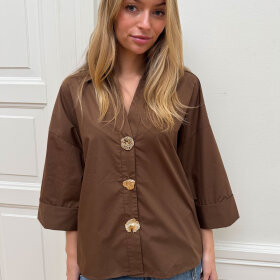 CONTINUE COPENHAGEN - AUGUSTA BIG GOLD BUTTONS BLUSE | BROWN