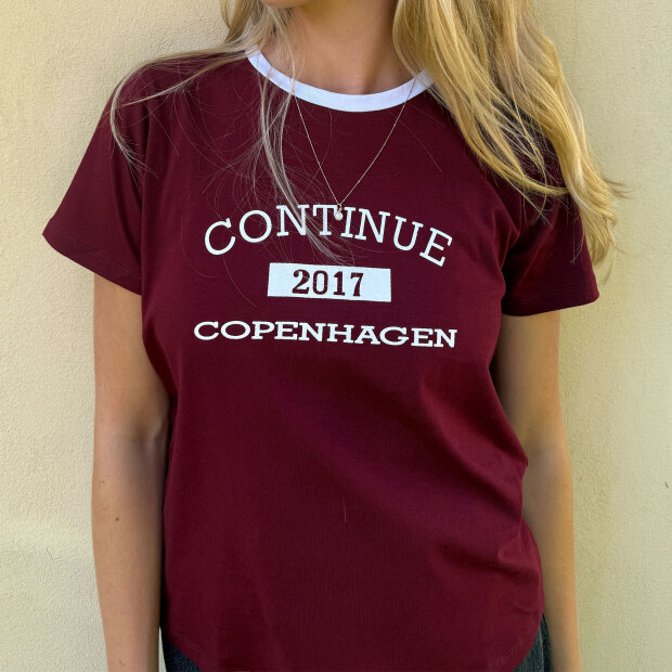 CONTINUE COPENHAGEN - DEA T-SHIRT | BORDAUX