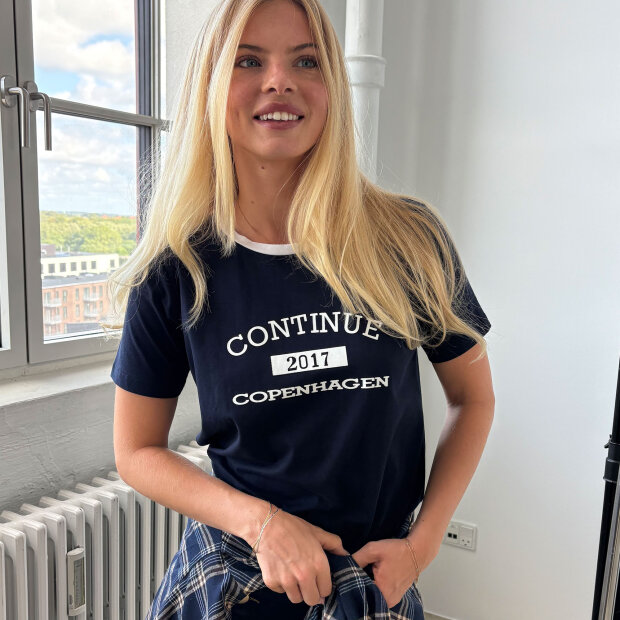 CONTINUE COPENHAGEN - DEA T-SHIRT | NAVY BLUE