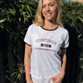 CONTINUE COPENHAGEN - DEA T-SHIRT | WHITE/BROWN