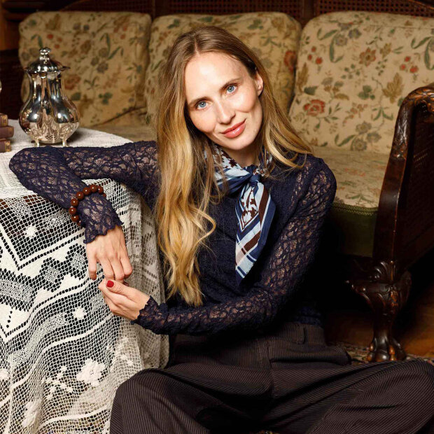 BLACK COLOUR - CECILY LACE BLOUSE | NAVY