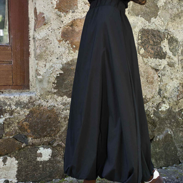 BLACK COLOUR - DAVINA BALLOON SKIRT | BLACK