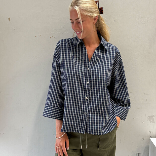 CONTINUE COPENHAGEN - AMBER CHECK SKJORTE | NAVY CHECK