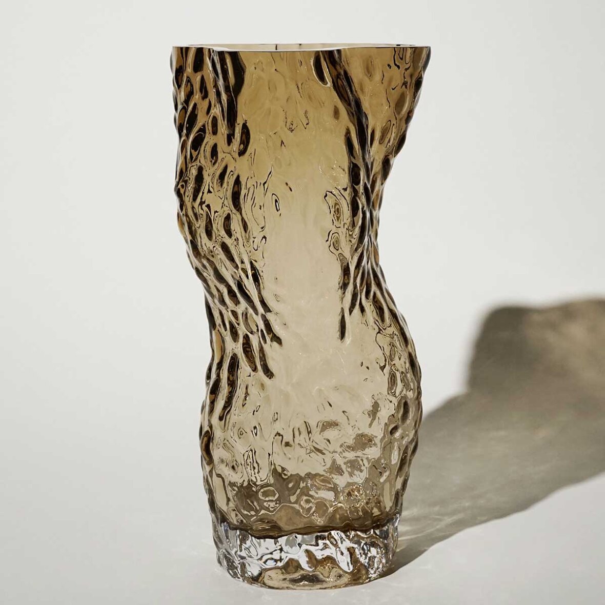 HEIN STUDIO OSTREA ROCK GLASS VASE 30 CM SMOKE Stokværk