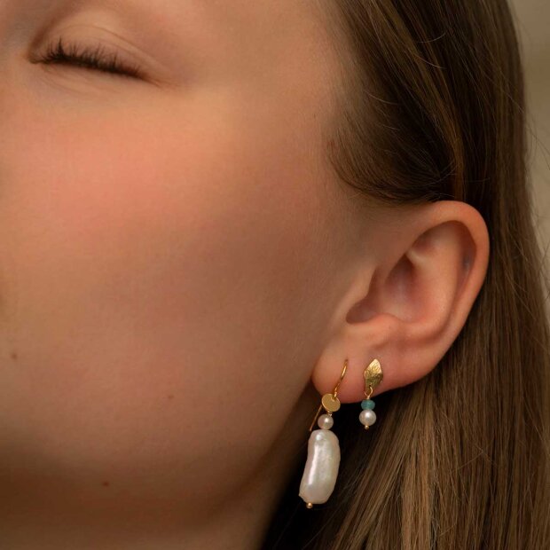 STINE A - LONG BAROQUE PEARL EARRING WHITE SORBET | FORGYLDT