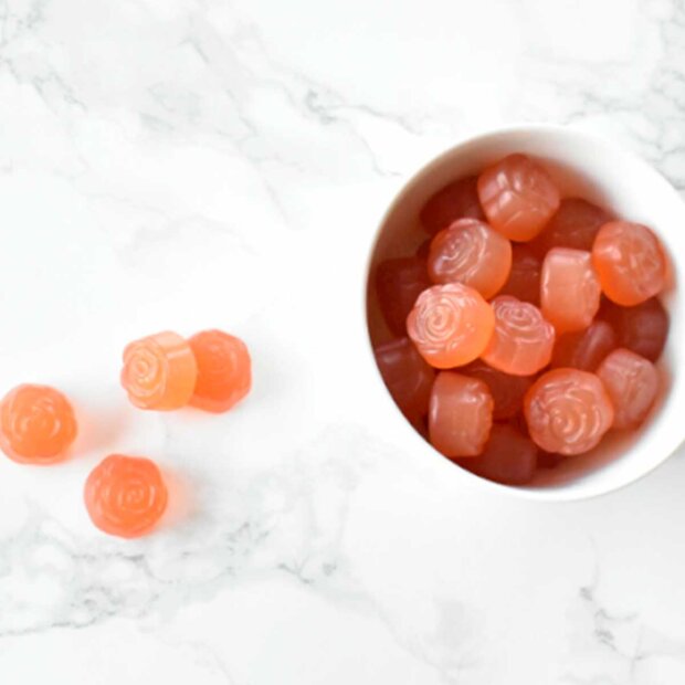 SWEETKYND - ØKOLOGISK ROSÉ VINGUMMI 100G | JORDBÆR