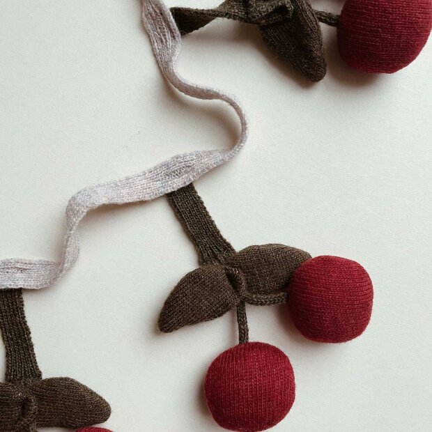 KONGES SLØJD - BARNEVOGNSKÆDE M/KIRSEBÆR