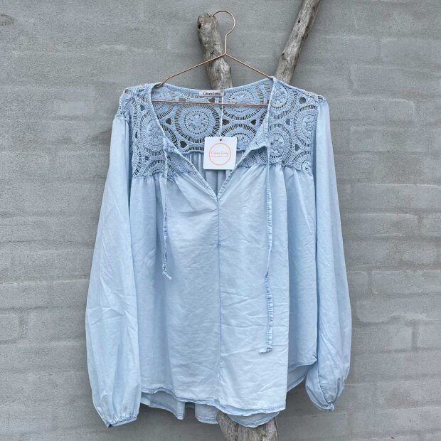 CABANA LIVING - NICOLA BLUSE | LYS BLÅ