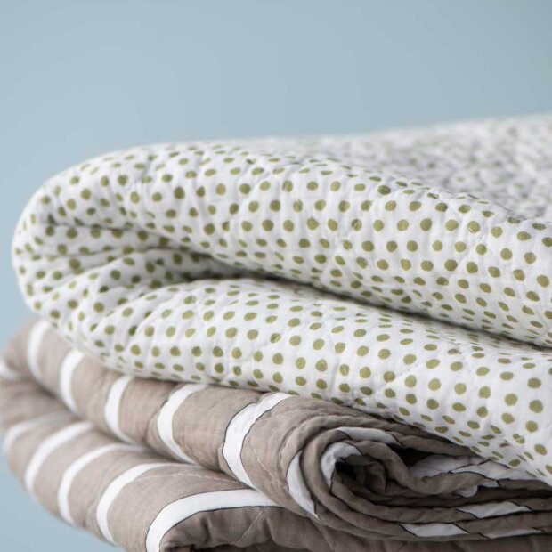 IB LAURSEN - QUILTET TÆPPE M/PRIKKER | GRØN