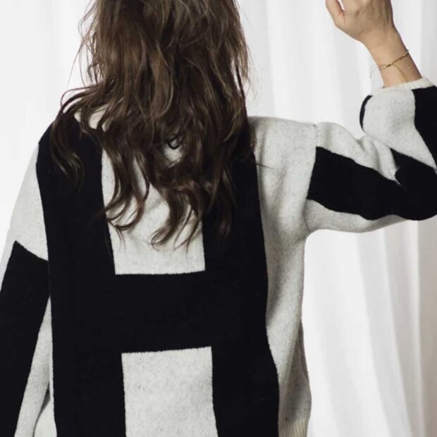 HEST - HEST ISA SWEATER | HVID M/SORT DETALJER
