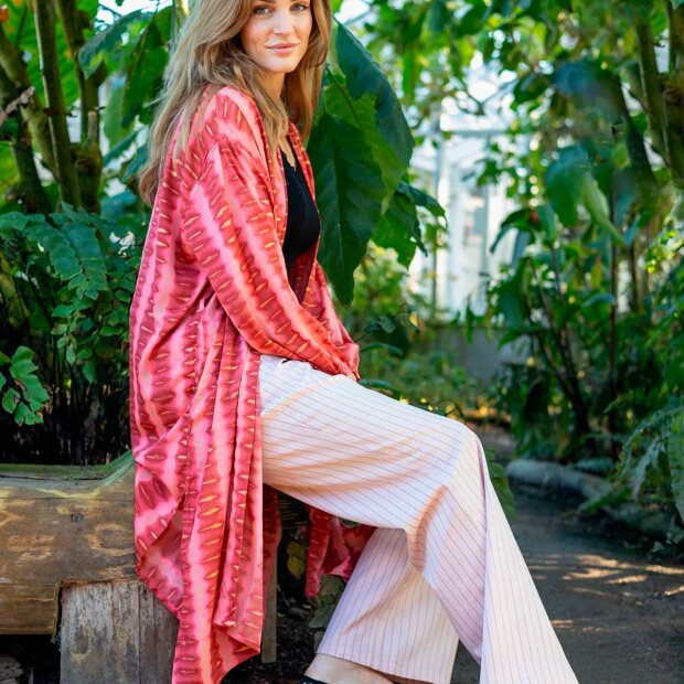 BLACK COLOUR - LUNA LANG KIMONO | GLOW BERRY