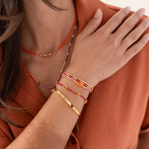 A BEAUTIFUL STORY - SENSITIVE CARNELIAN ARMBÅND | FORGYLDT